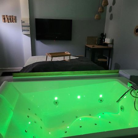 Chambre Privative Avec Baignoire Balneo Crespin  Luaran gambar